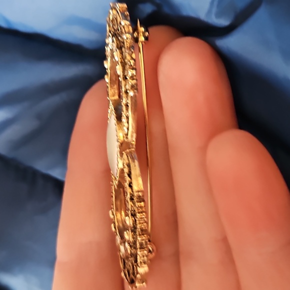 Elegant Gold and Pearl Brooch - Picture 5 of 8